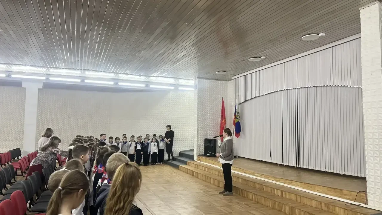 🇷🇺 Новая учебная неделя в нашей школе началась с главной традиции — торжественной линейки. Это всегд