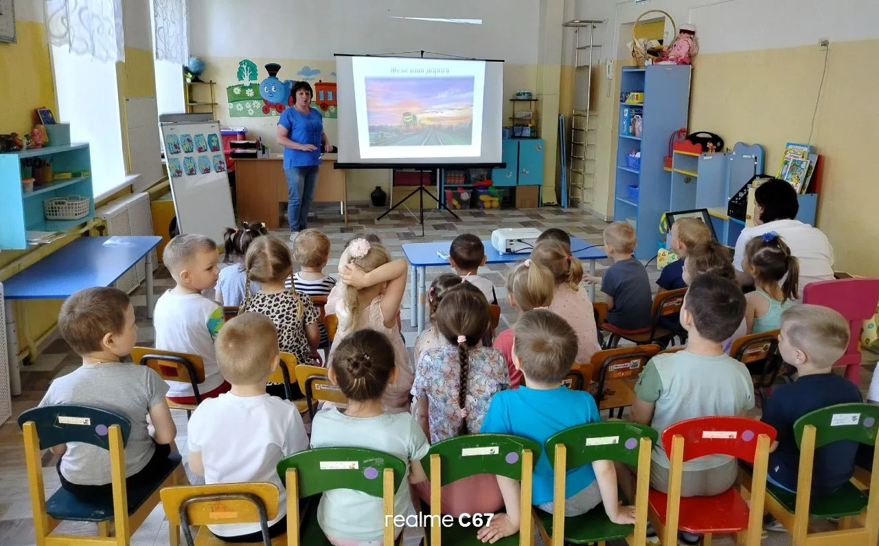 В целях профилактики и предупреждения травматизма на железной дороге, с детьми средней и младших гру