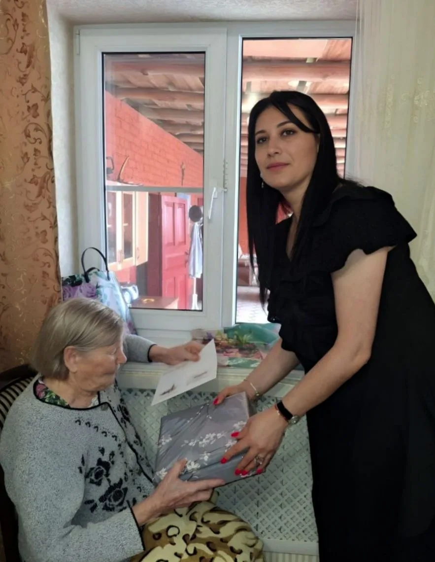 Наш Центр продолжает добрую традицию поздравлять с юбилеем долгожителей Дигорского района

🎉Вчера с