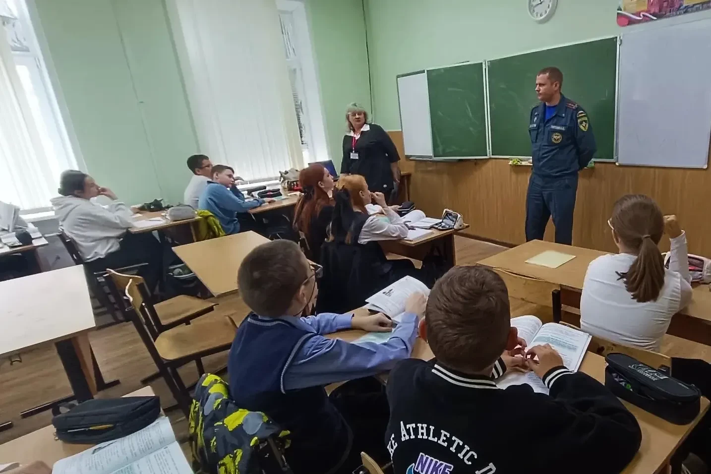 В рамках Месячника пожарной безопасности с ребятами младших классов встретился А.Ю. Пар...