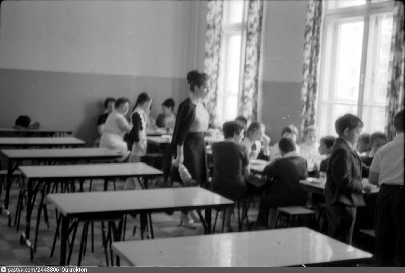 Столовая специальной средней школы №61, снятая в 1972 году.
