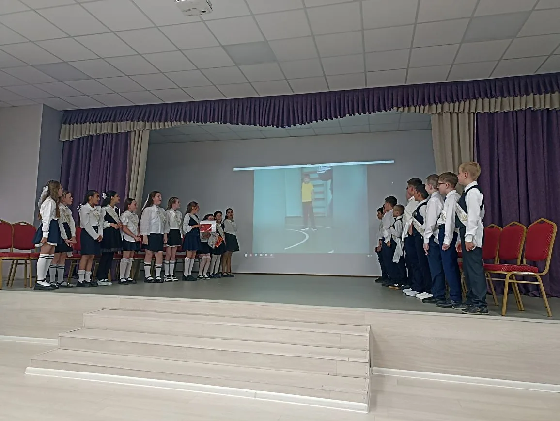 🔆 Выпускной в 4 «Б» классе: первый важный рубеж пройден!