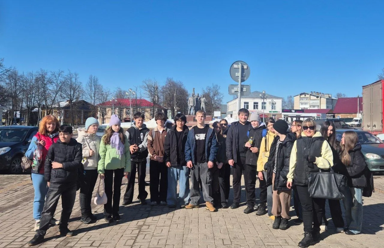 🎨 Путешествие в город золотой хохломы 🎨  Ученики 7 «Л» класса Школы 176 вместе с классным руководите