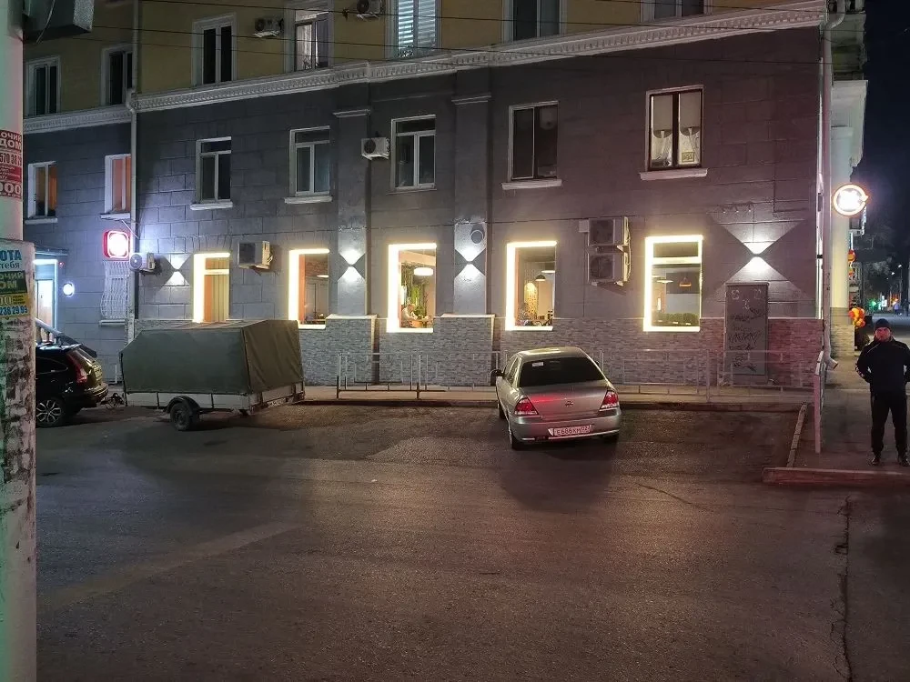 Монтаж декоративной подсветки из неона на фасад здания, Первомайская😉