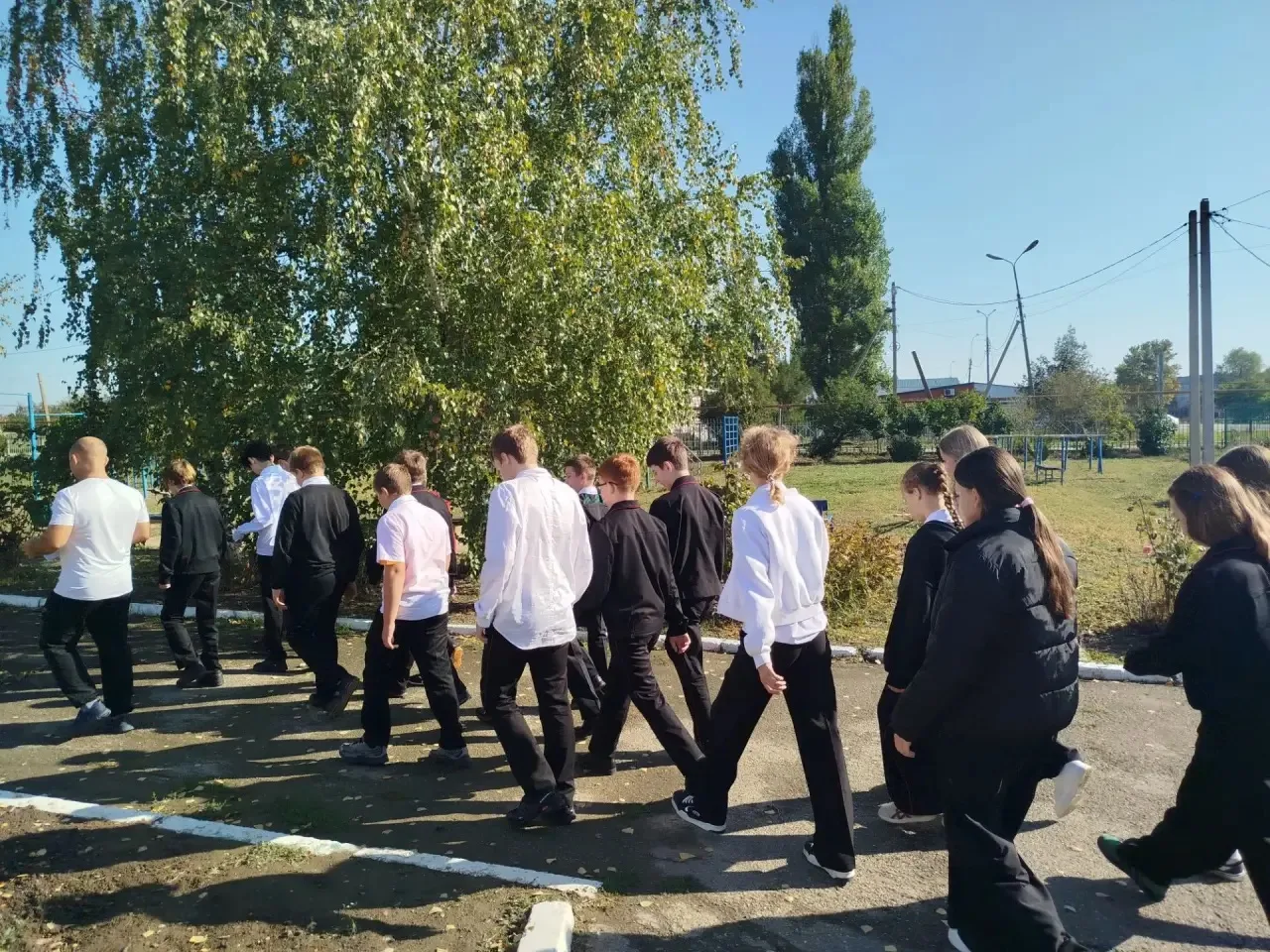 Сегодня наши ученики и учителя с огромным энтузиазмом присоединились к одному из самых ...