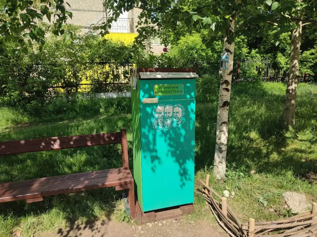 В Перми старый холодильник получил вторую жизнь — его превратили в уличную библиотеку.

Необычный кн