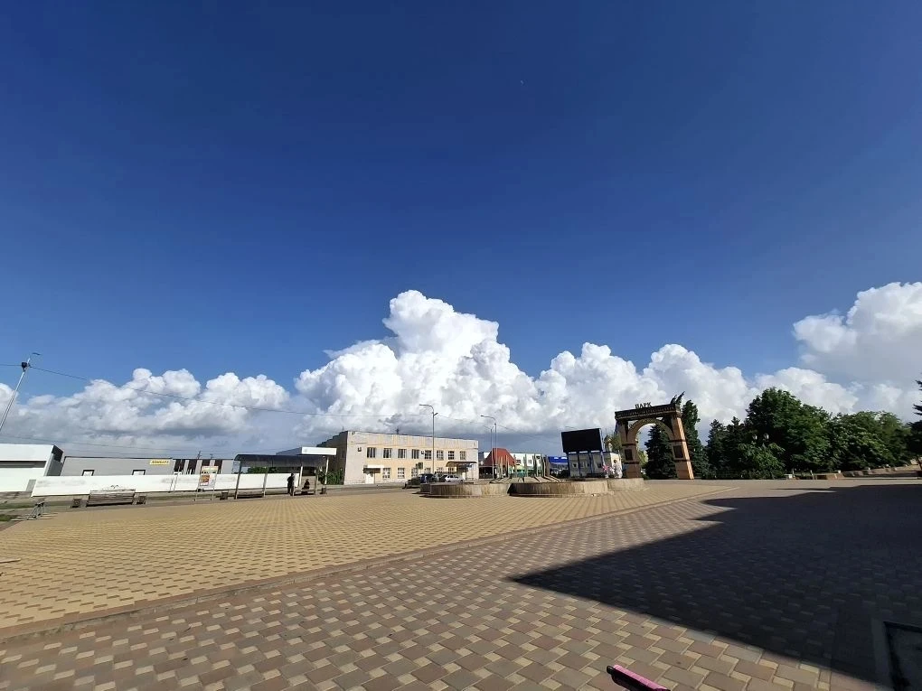 🌆 Сегодняшнее небо устроило настоящий фейерверк красок. Как будто прощается с днём красиво.  Огромно