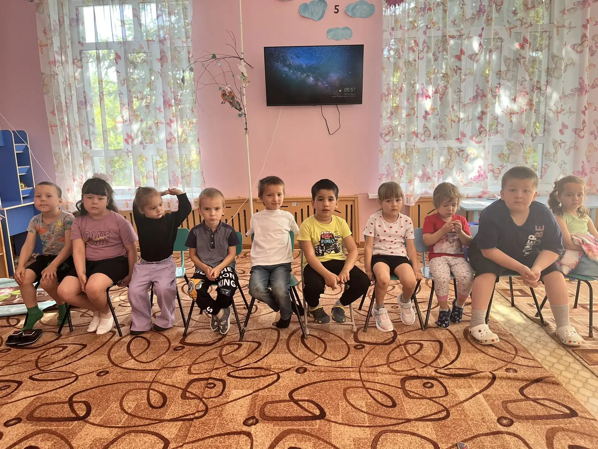 Вот так вот наши дружные малыши помогают учить песню на выпускной выпускникам.