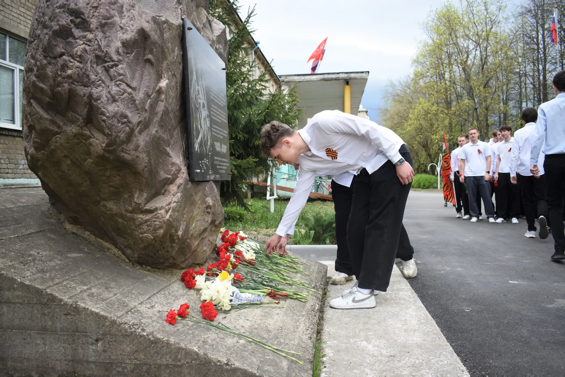 Они сражались за нас... 🙏  7 мая ученики и учителя нашей школы присутствовали на митинге.⚔️🏫  27 мил