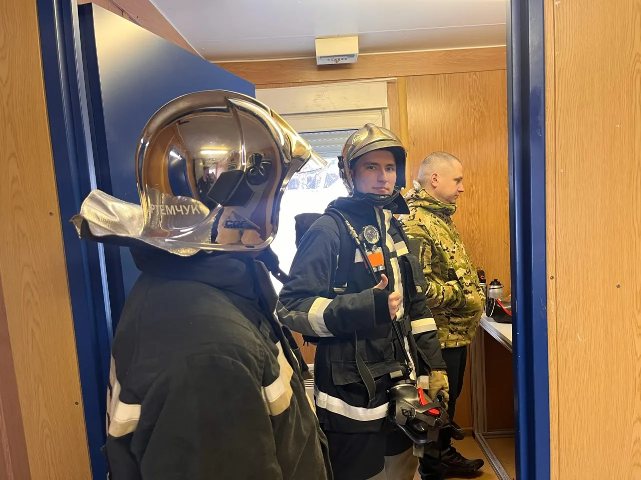 Многодетные семьи Аксарки примерили роль огнеборцев: практический урок безопасности прошел в пожарно