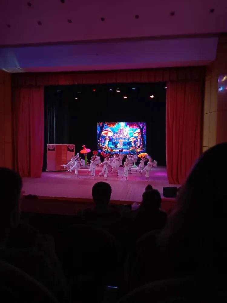 🎭 Театральные выходные: «Алиса в стране чудес»  На выходных ученики нашей школы отправились в увлека