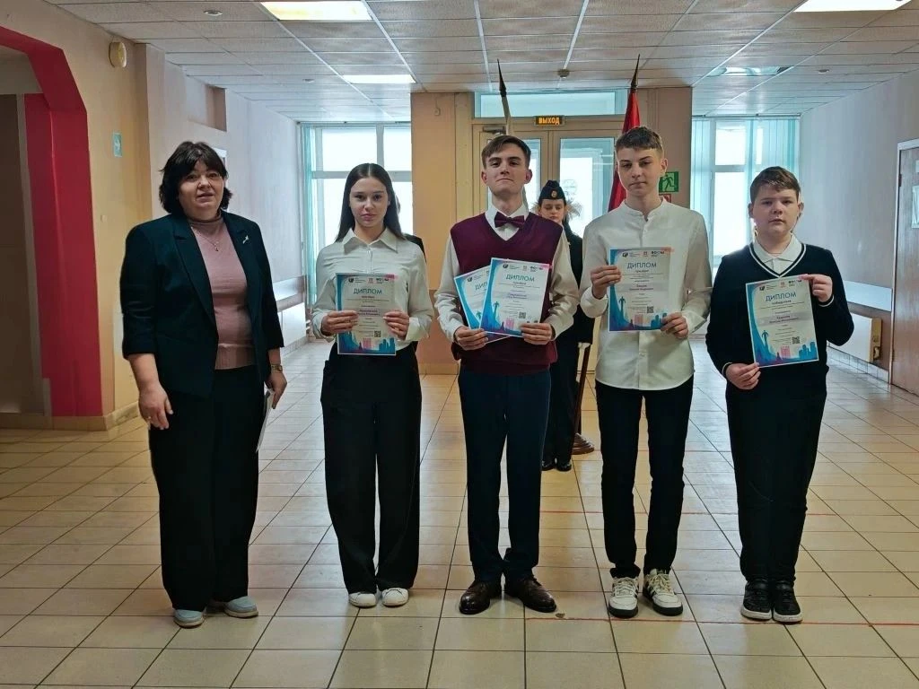 🇷🇺 Утро в 7-м корпусе: традиция, гордость и новые победы!  Сегодня учебная неделя традиционно начала