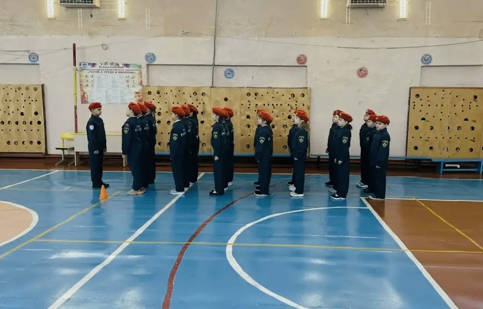 Первый «Смотр строя и песни» среди кадетских классов в начальной школе 👏🏻  Это первая линейка, ради 