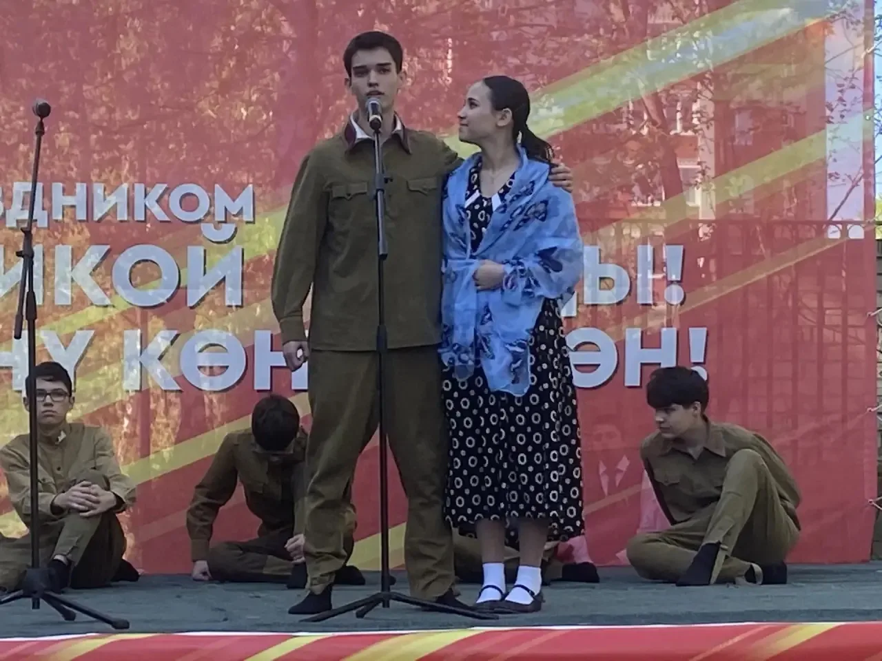 🇷🇺 В ГОСТЯХ У ВЕТЕРАНОВ   В преддверии Дня Победы участники нашего школьного театра «Нур» вместе с р