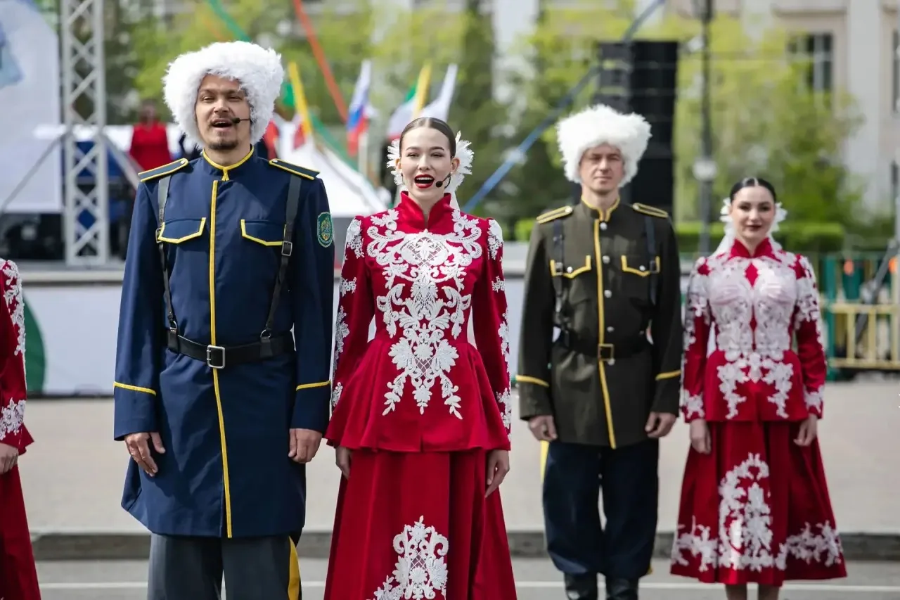 Церемония открытия Шествия трудовых коллективов сегодня выдалось особенно торжественным...