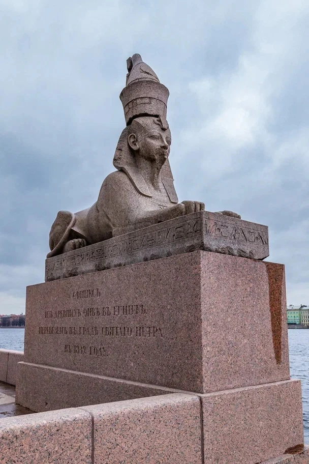 🤔Куда подевались бороды? 
 ⠀
В древнеегипетской культуре накладная ритуальная борода на скульптуре 