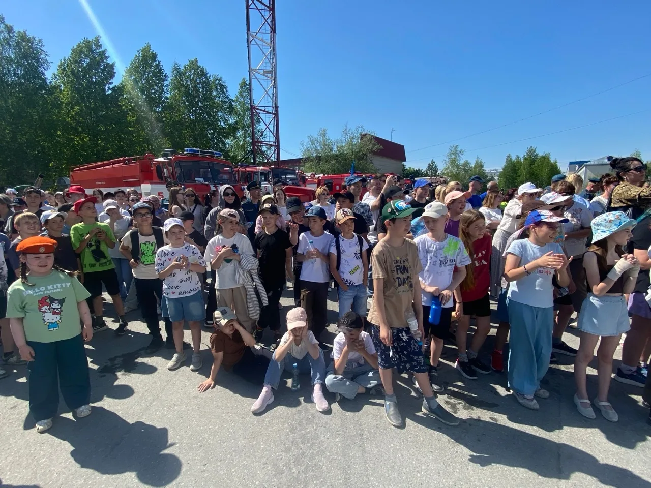 🚒💦 Учения МЧС, тушение и… весёлый ливень из пожарного рукава! 
 
Сегодня наш лагерь побывал на нас