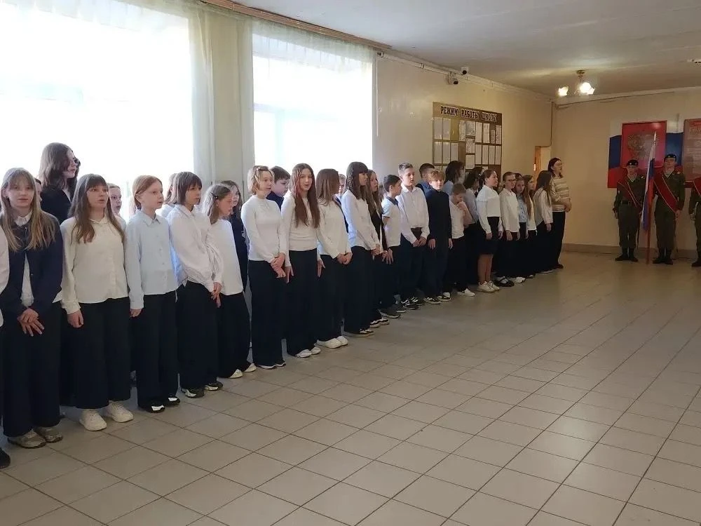 В нашей 14 школе прошла линейка, посвященная 65-летию в области космонавтики! Эта дата стала символо