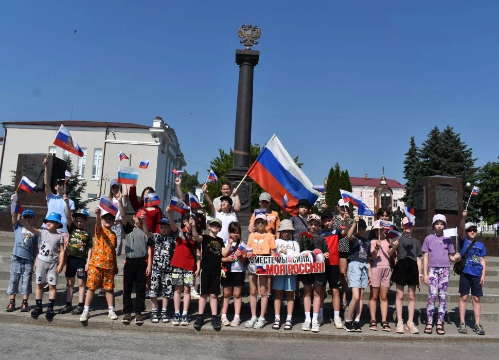 🇷🇺 Школьный лагерь "Енот" принял участие в возложении цветов к памятнику-стеле "Город воинской сла