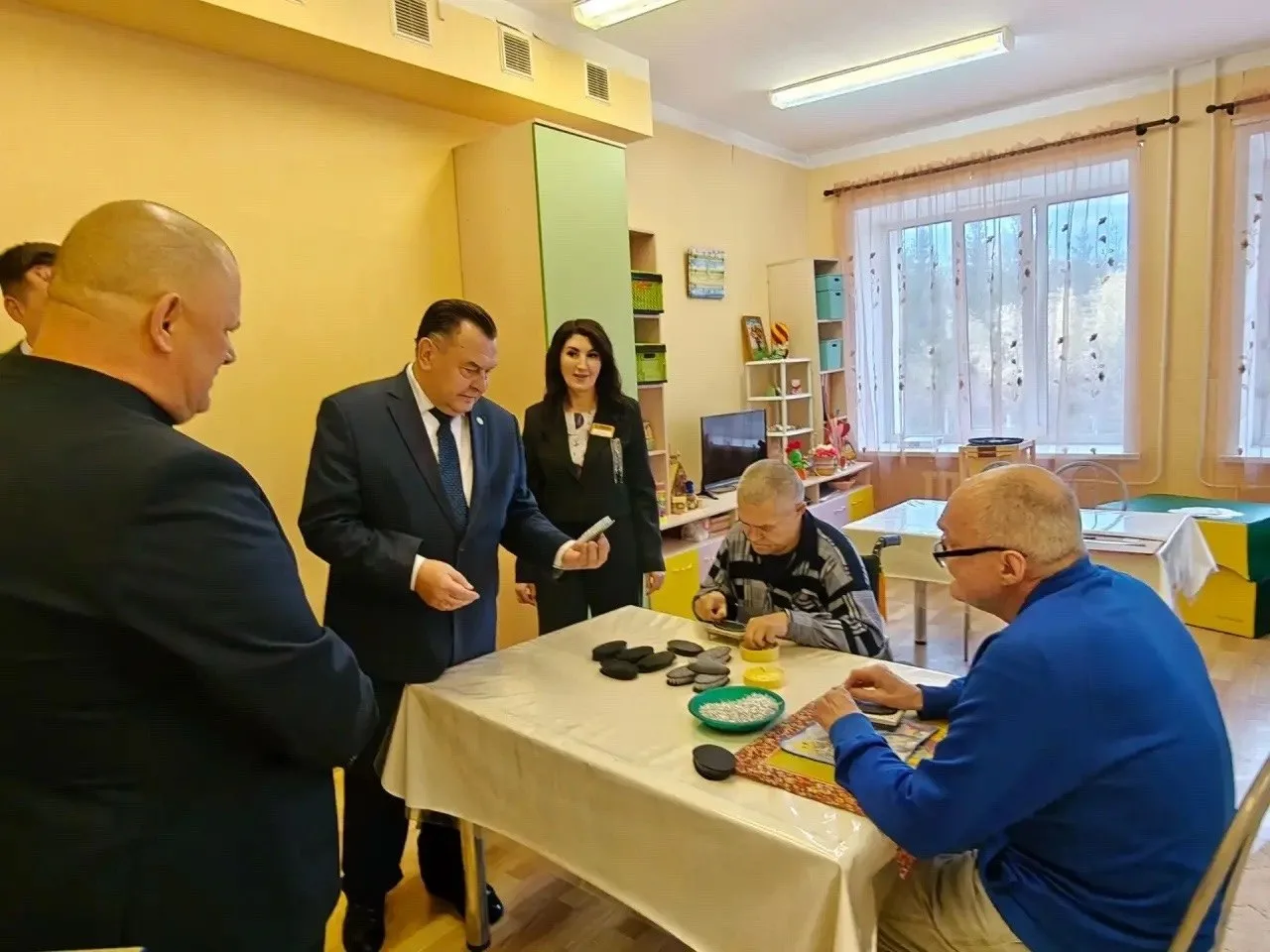 📌В Елабуге руководство города поздравило представителей старшего поколения с праздником.