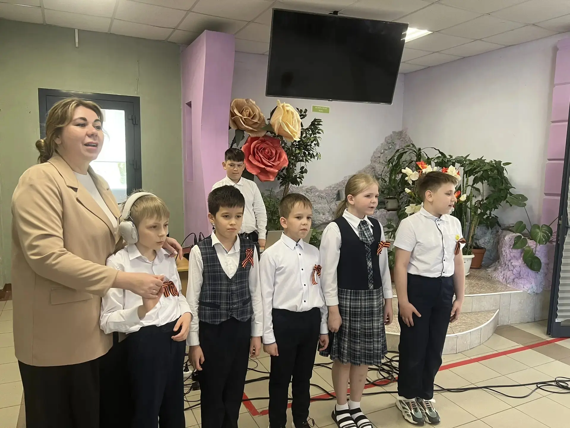 Сегодня в нашей школе №132 прошла патриотическая перемена! После каждого урока участники «битвы хоро