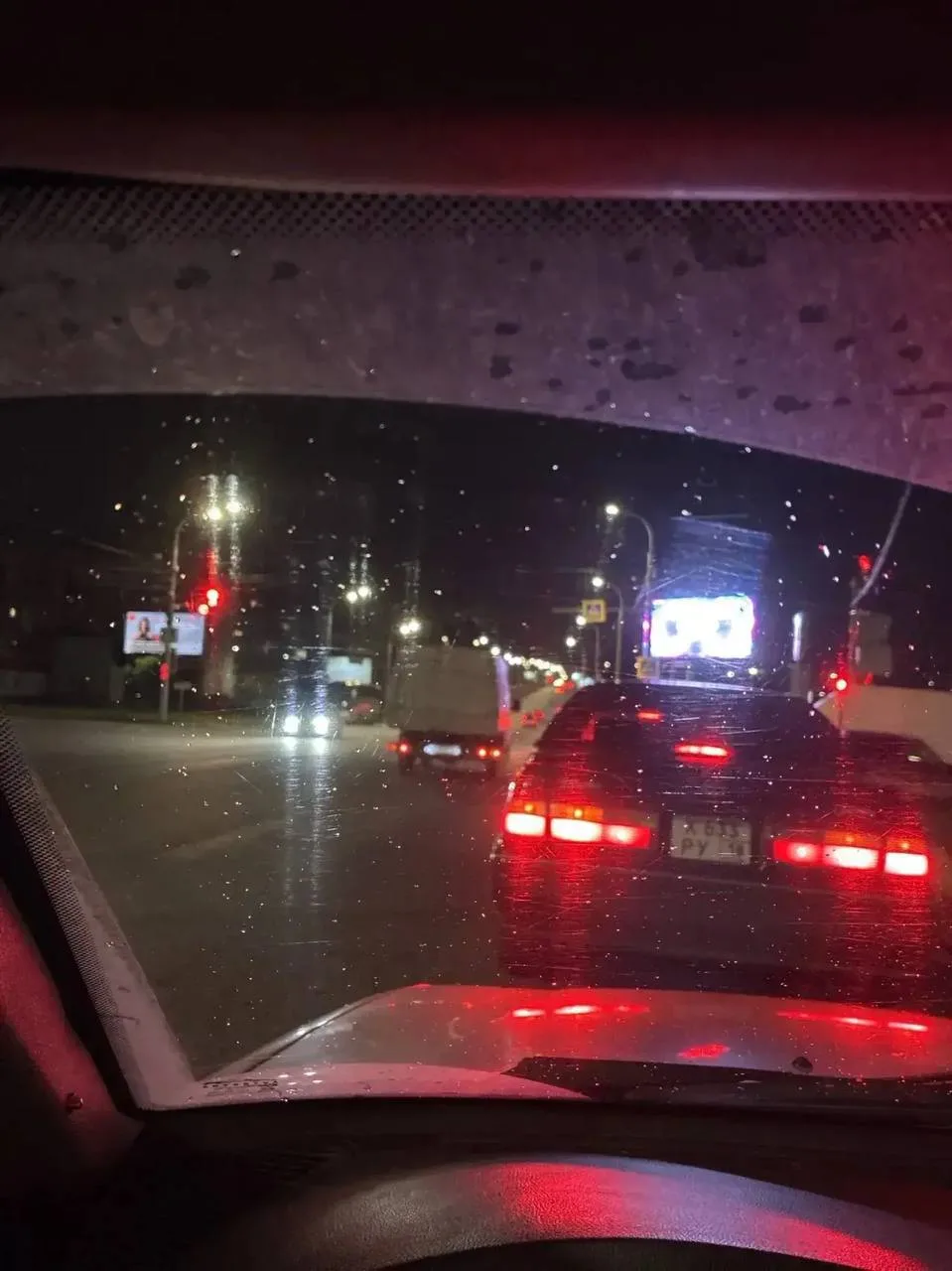 Ижевчане продолжают ночевать в очередях на АЗС. Люди стоят в очередях всю ночь, чтобы у...