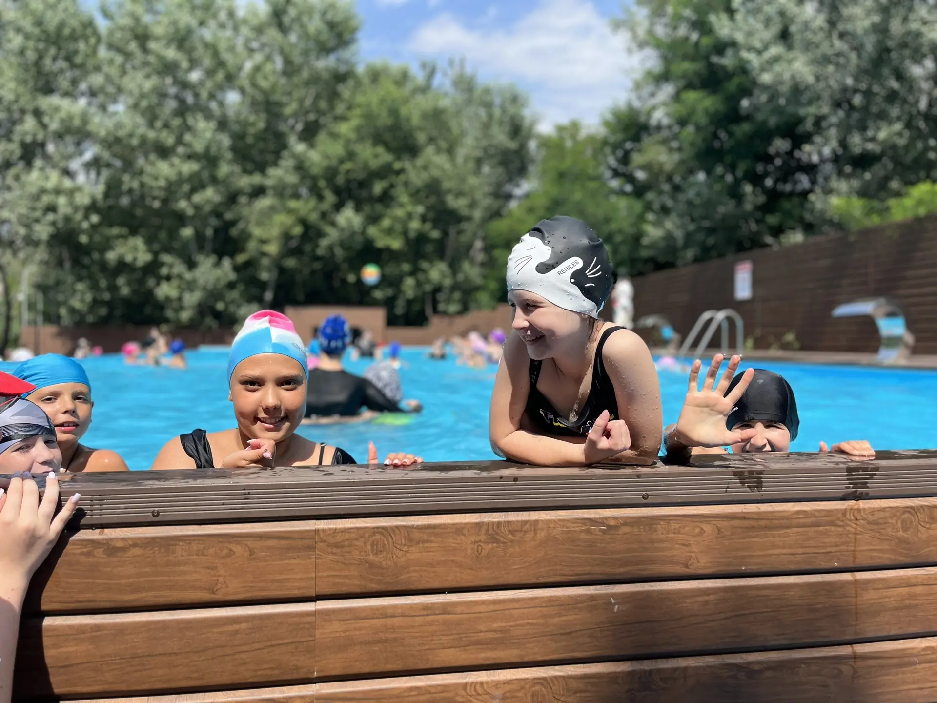 🏊 Сегодня в лагере - всеми любимое купание в бассейне.

🤩Дети плескались, играли в воде и веселили