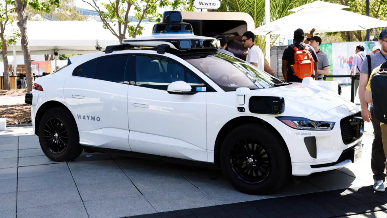 Waymo в Остине получил 83 штрафа за парковку: большая часть — за эвакуационные зоны

Waymo в Остине 