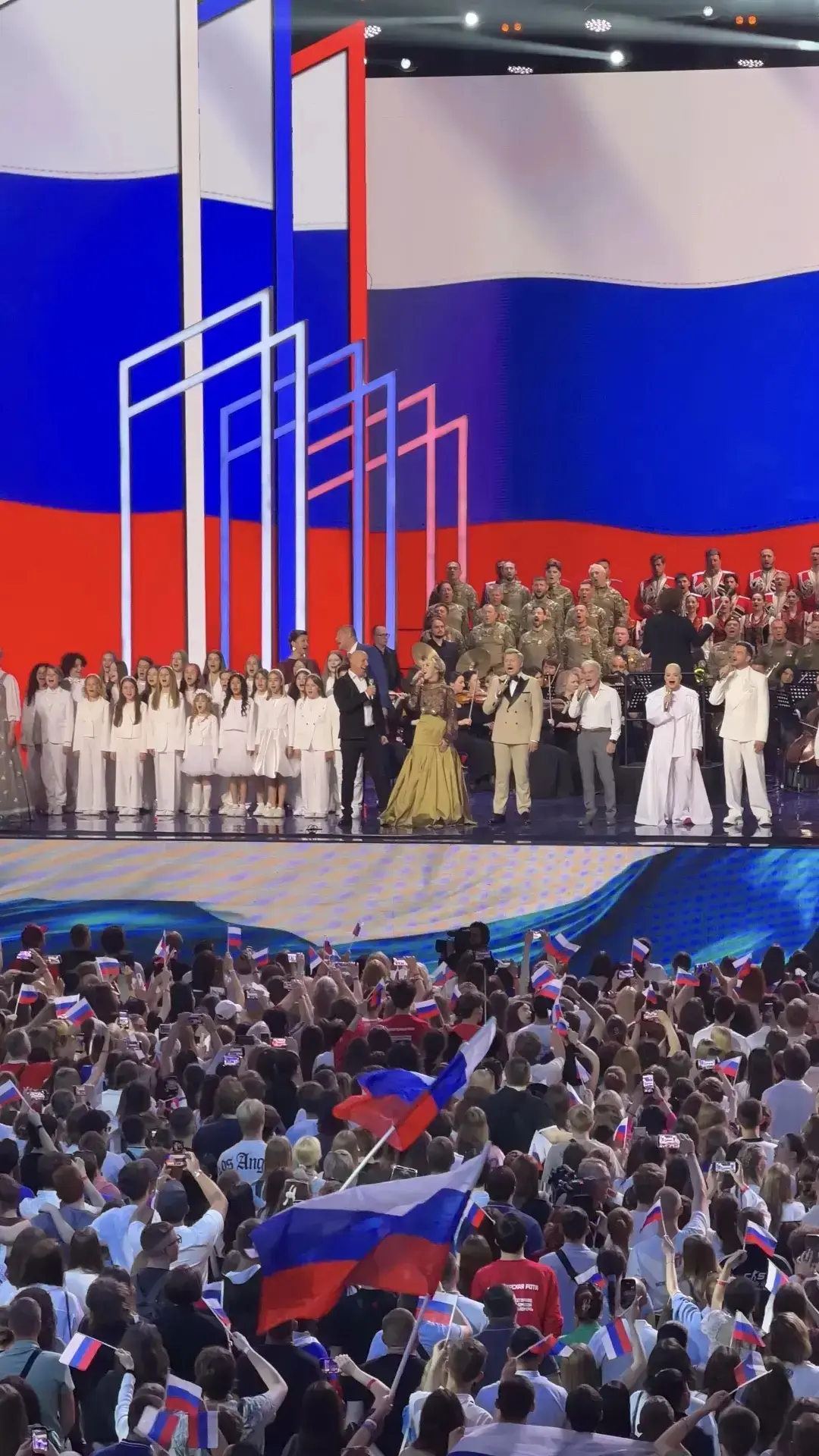 12 июня 2026. ЦСКА «Арена». Праздничный концерт. Юная #певица_Лада_Арчакова в составе Театра-студии 