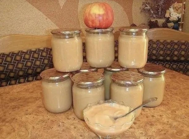 ЯБЛОЧНОЕ ПЮРЕ "HEЖEHKA" 

Для приготовления понадобится:
5 кг. яблoк 
1 банка сгyщенного молока 
0.5