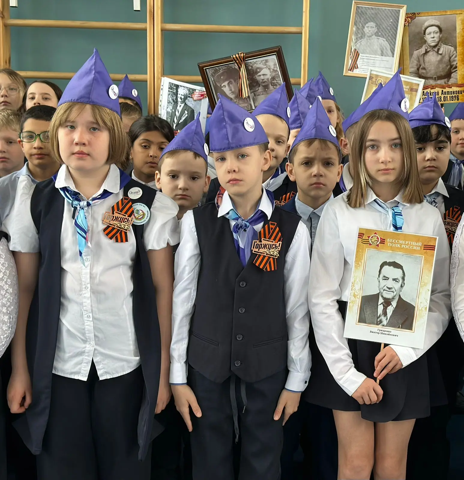 БОЛЬШЕВЯЗЕМСКАЯ ШКОЛА  🇷🇺 Утро 4 мая 2026 года в нашей школе традиционно началось с торжественной ли