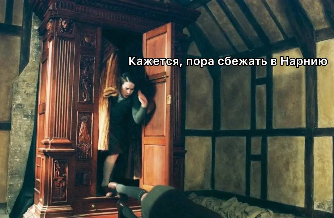 Мать задолжала своей дочери и решила спряталась от проблем в шкафу