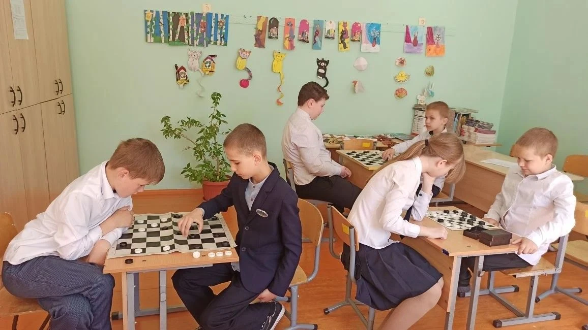 🏆 Шашечный турнир среди младших классов

26 мая среди учащихся 2-в, 3-в и 4-в классов прошёл увлека
