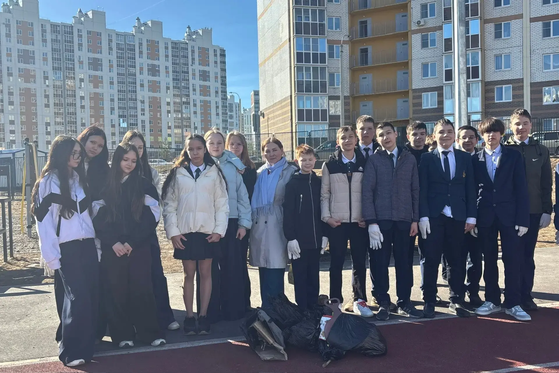 Субботник в лицее: вместе делаем мир чище!  Сегодня в лицее царит особая атмосфера — здесь даже самы