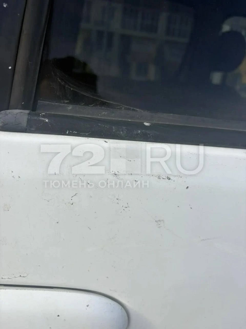 В Тюмени подростки бросают камни с крыши магазина в прохожих и машины
