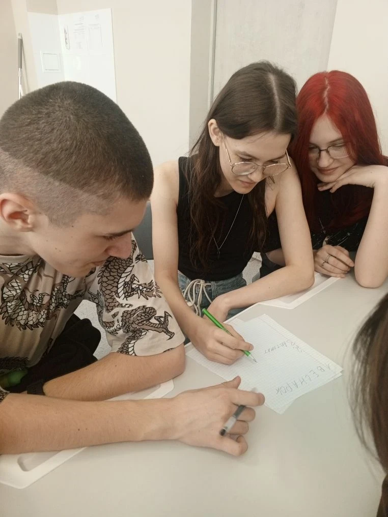 🧠 Интеллектуальная битва в 9В!  Ребята из 9В класса сразились в увлекательной игре «Хочу всё знать».