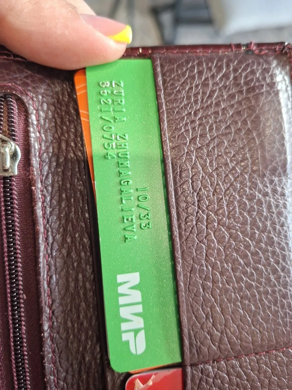 Здравствуйте в нашем салоне на Химина 14В забыли кошелёк...можите в группу отправить вдруг найдётся 