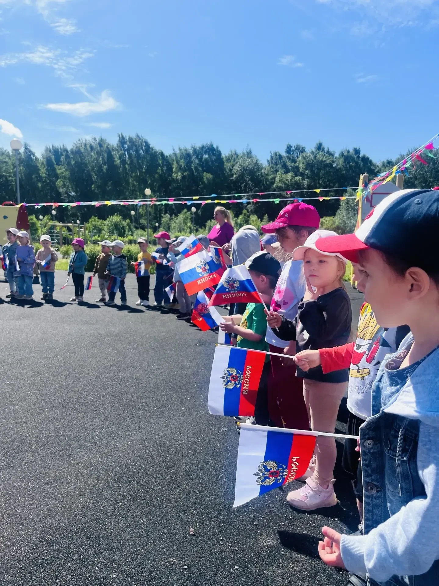 🇷🇺🇷🇺🇷🇺 У детей младших и средних групп День России прошёл в тёплой и радостной атмосфере.
Дети