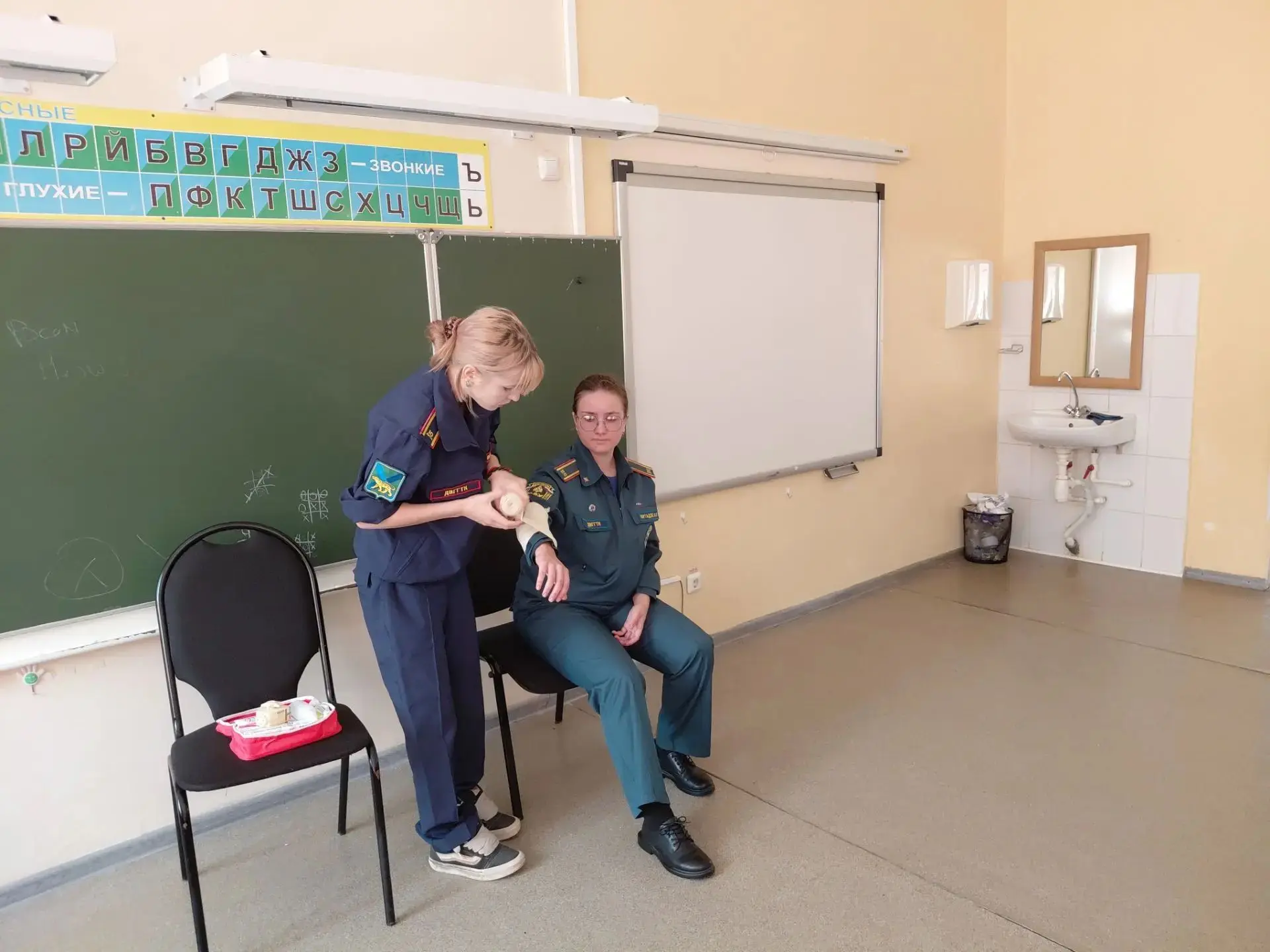 Тринадцатый день в нашем пришкольном лагере был посвящен самому важному – навыкам оказания первой по