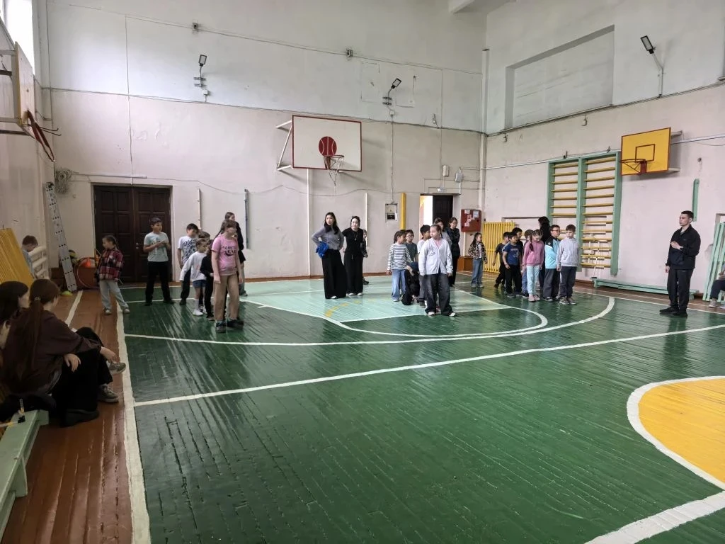 13 июня вожатые лагеря дневного пребывания провели спортивное соревнование "Умные, смелые, ловкие" в