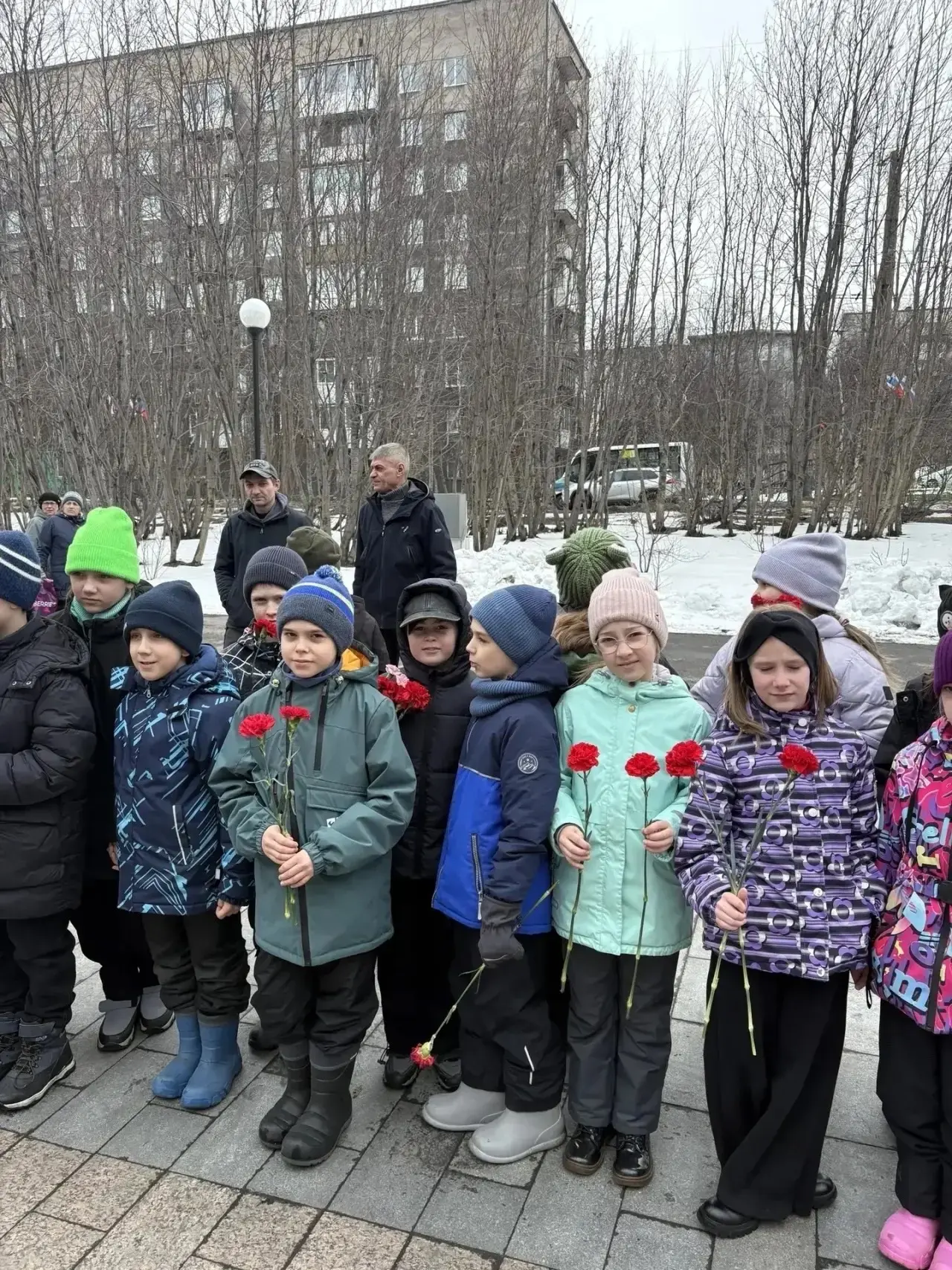 🎖 В рамках Всероссийской акции «Цветы солдату» ученики третьих классов нашей школы вместе с классным