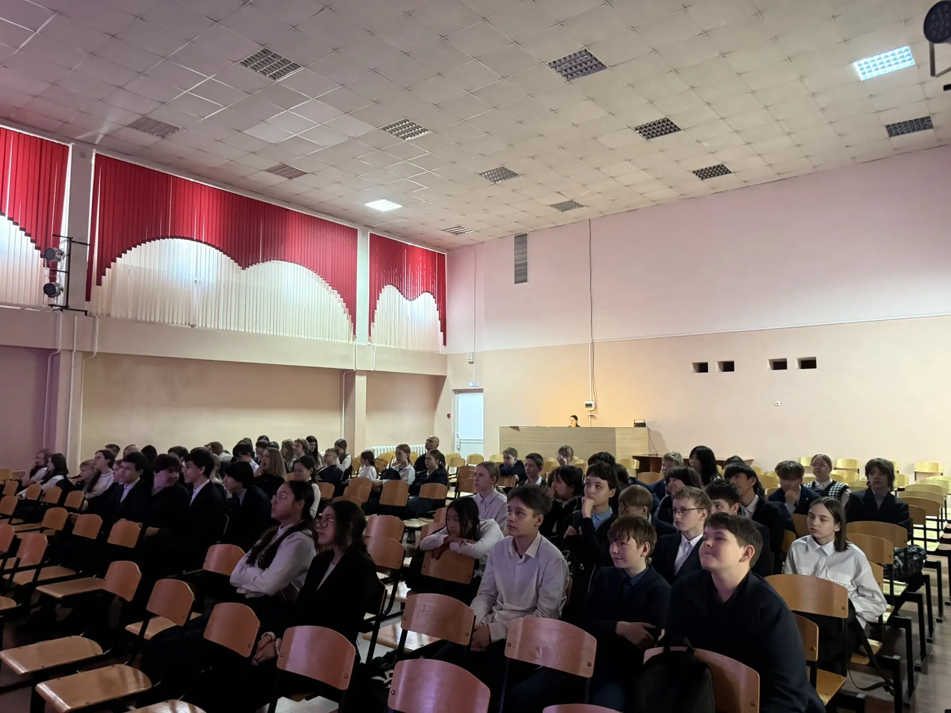 🚨 Сегодня для учащихся 7 и 8 классов состоялся показ короткометражного фильма «100 шагов», созданног