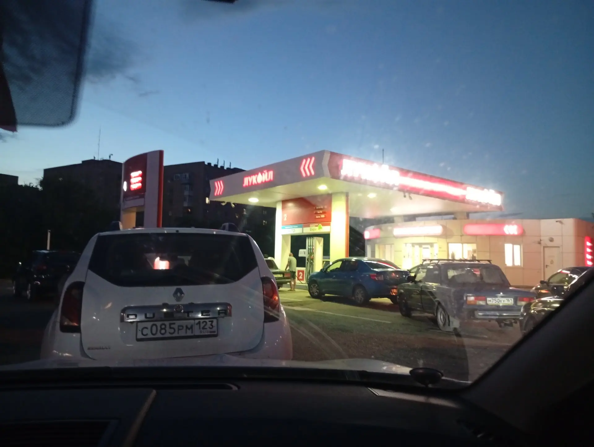 На заправке снова очередь.