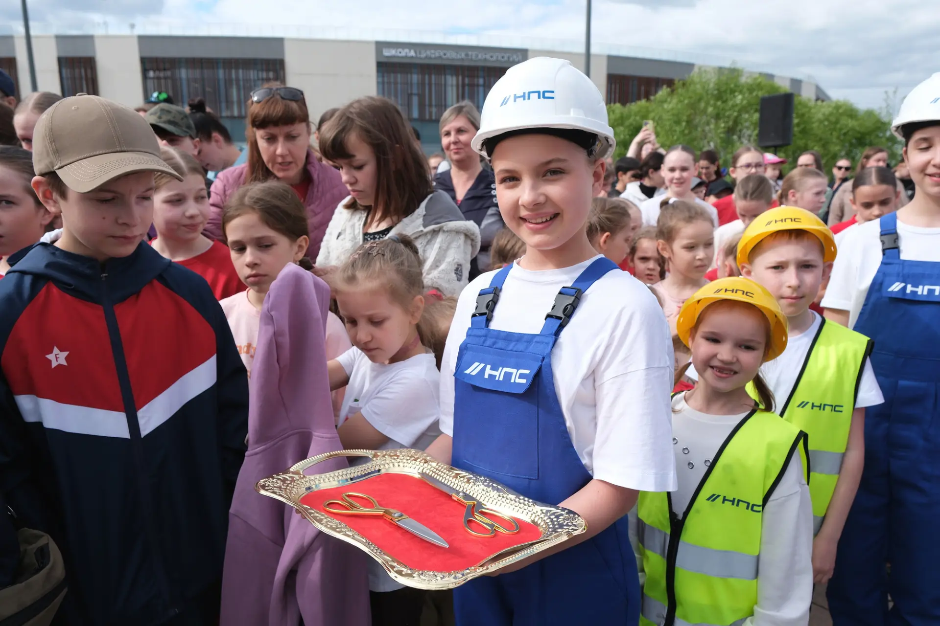 🎉 В Великом Новгороде открылась уникальная детская «Песочница» с мини-спецтехникой