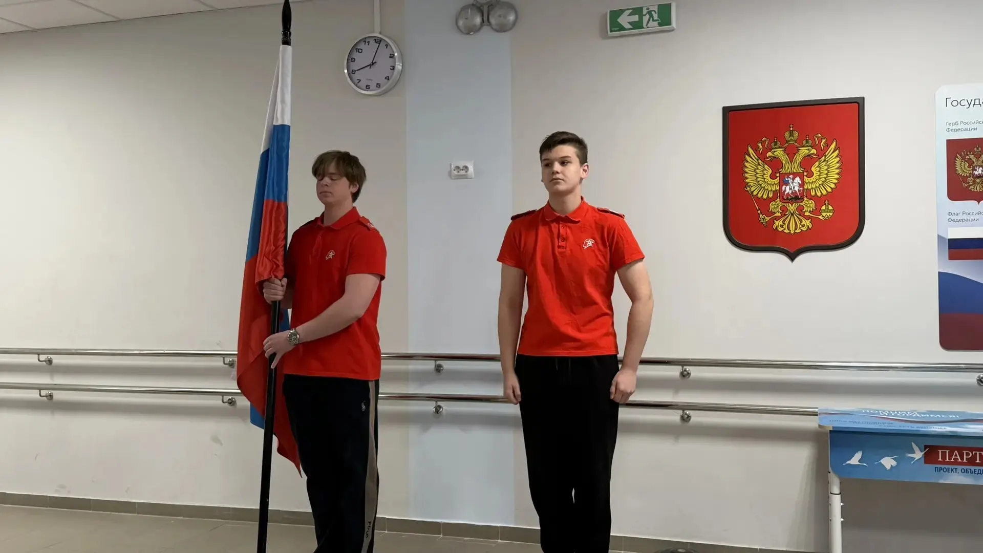 🇷🇺 Торжественная линейка с поднятием флага РФ прошла в школе!  🏆 Поздравляем ребят с грамотами за ко