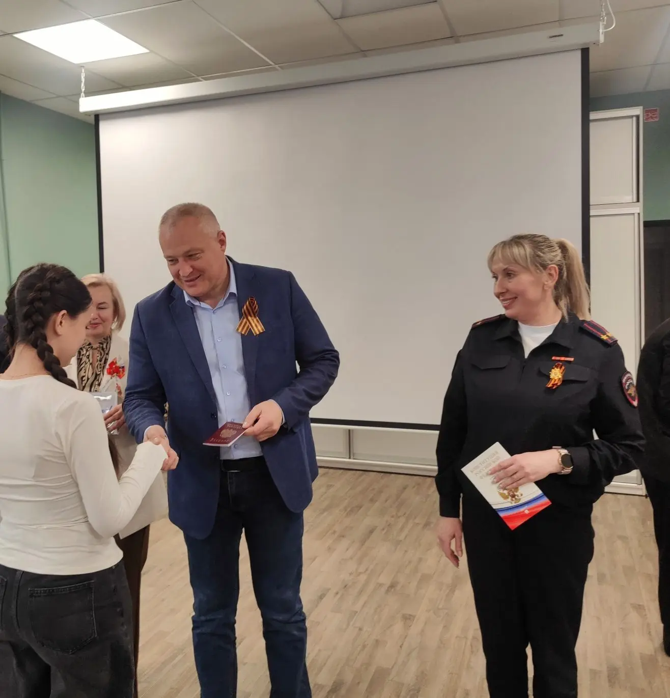 Сегодня в городской библиотеке Глава округа вручил паспорта юным жителям города ⠀  Документ в торжес