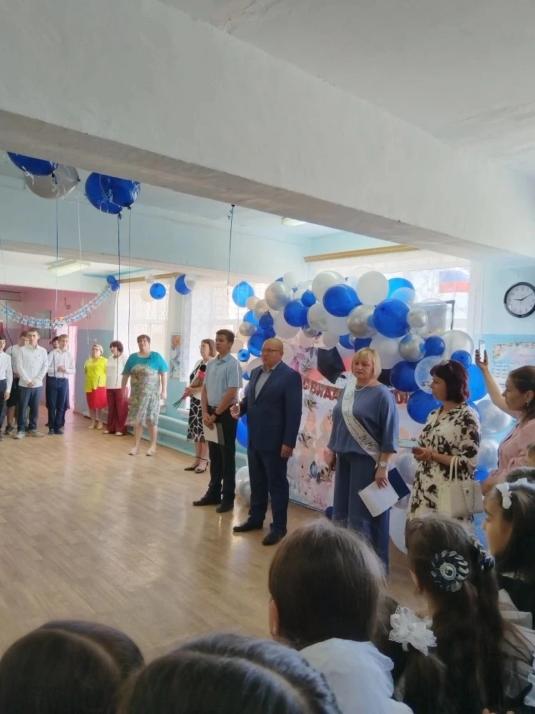 💐 Сегодня в нашей школе — день, который щемит сердце. Для учеников 9-х и 11-х классов прозвенел «По