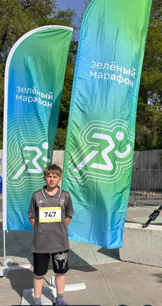 Марк Дикусаров, переведён в 7 б класс с одними "пятерками" .  Он увлекается бегом. Всег...
