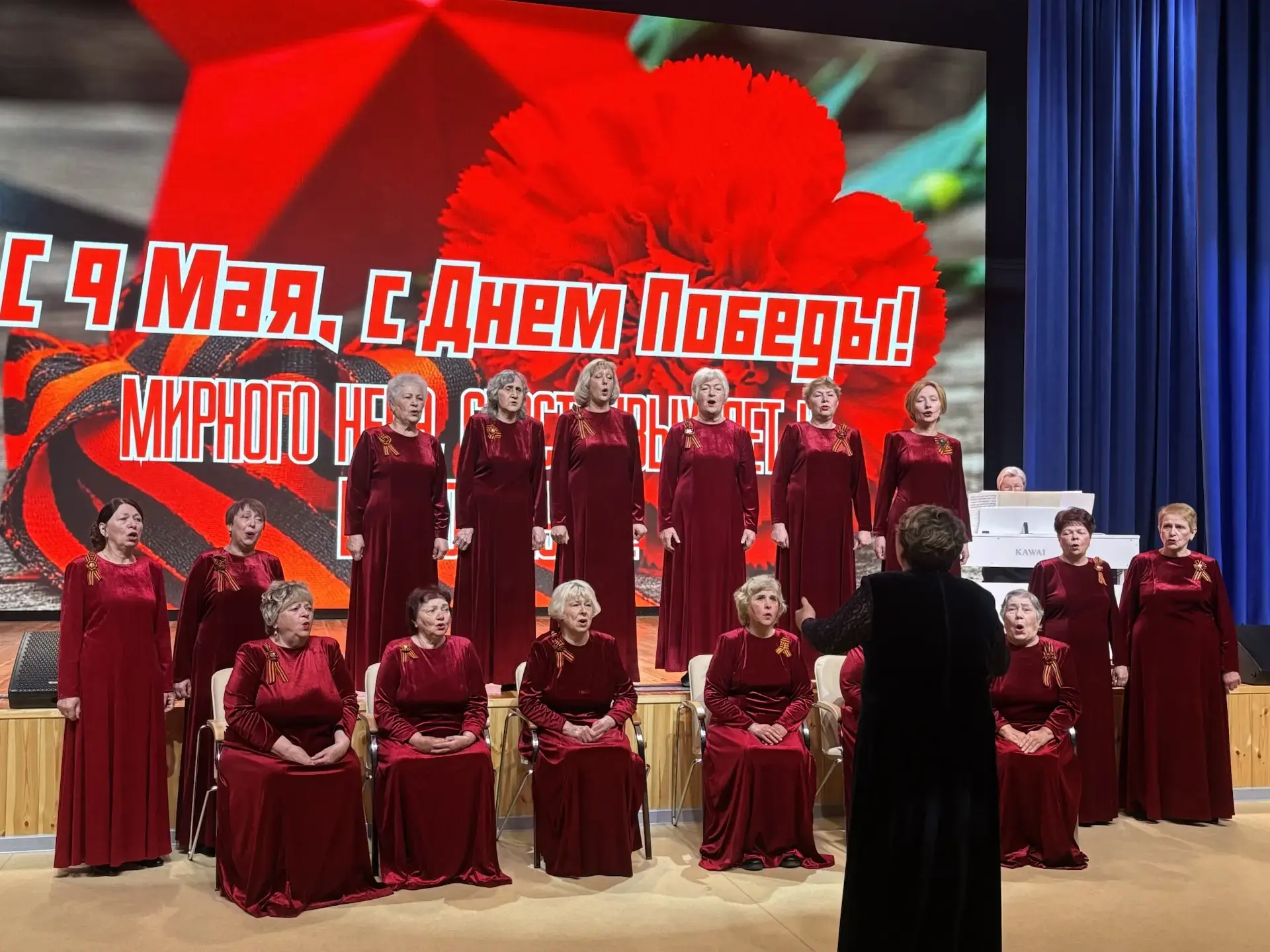 🎖️ Народный хор ветеранов: "Живое эхо войны"  В нашей школе в рамках акции «Колокол памяти» состояла