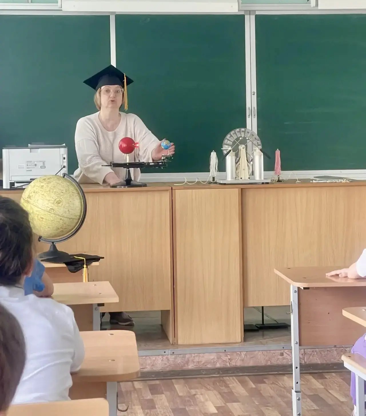 🏫Во время весенних каникул наша школа не пустовала — её коридоры наполнились звонким смехом и любопы